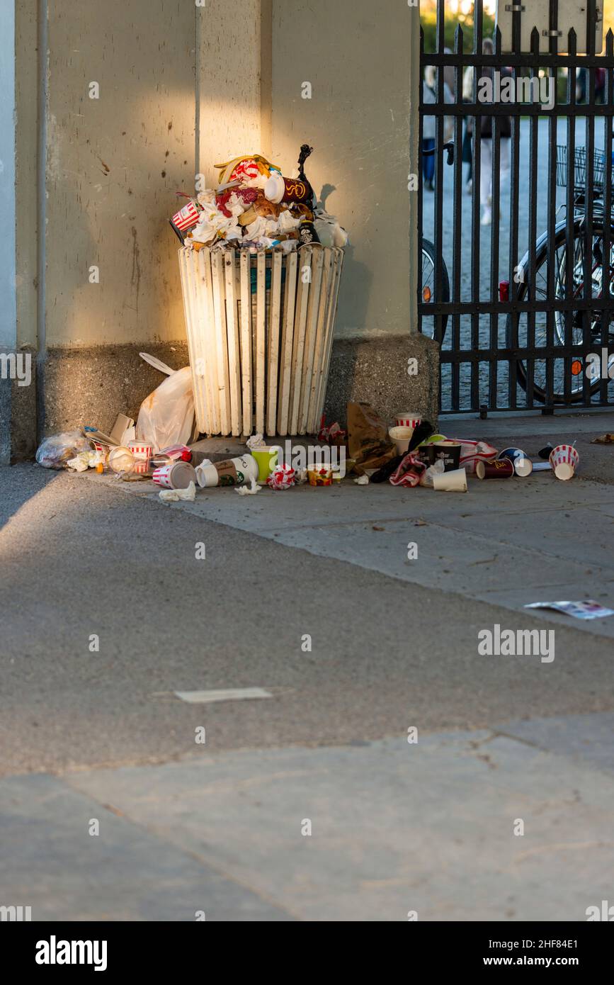 plein de poubelles et de déchets Banque D'Images