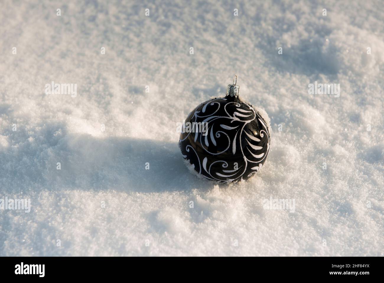 Décorations de Noël, boule dans la neige Banque D'Images