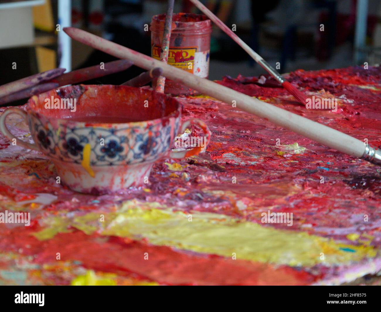 Peinture, pinceau, palette de couleurs, studio Banque D'Images