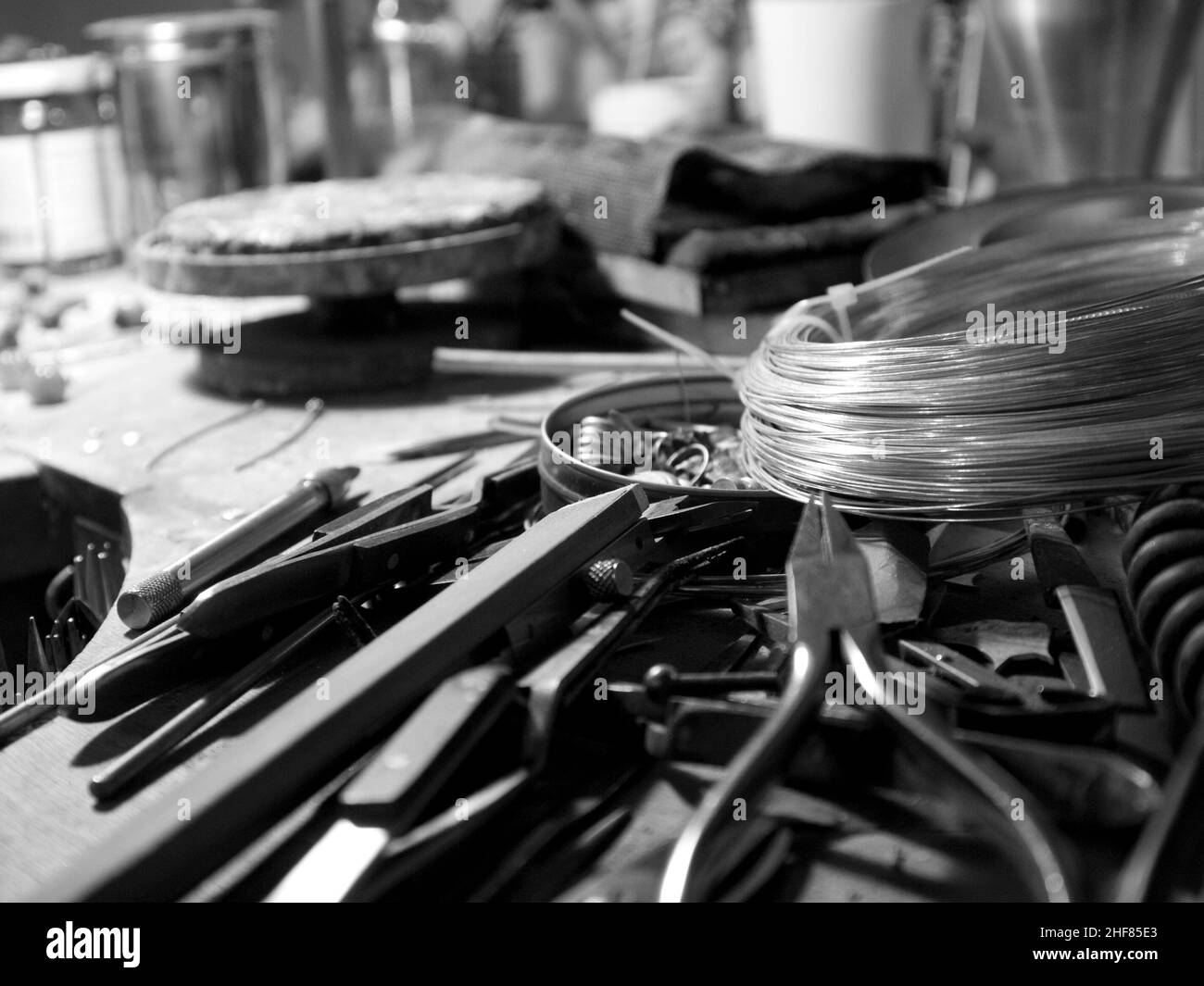Atelier de bijoux, table de travail, outils, noir et blanc Banque D'Images