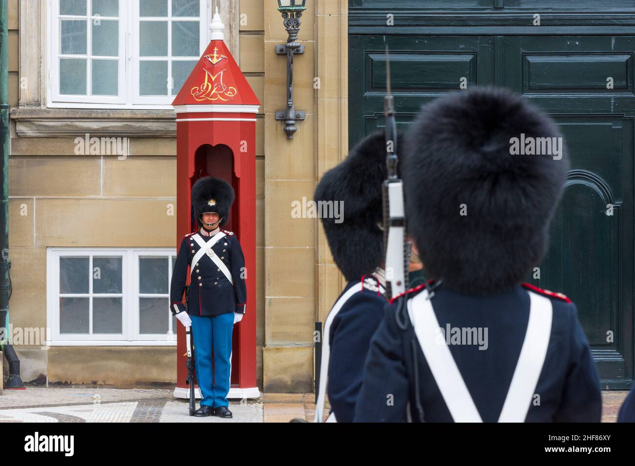 Copenhague, Koebenhavn, Garde royale, relève de la garde devant le palais Amalienborg, fusil M16 en Zélande, Sealand, Sjaelland, Danemark Banque D'Images