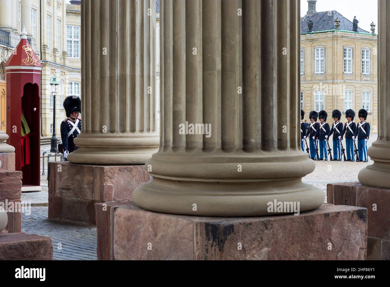 Copenhague, Koebenhavn, Garde royale, relève de la garde devant le palais Amalienborg, fusil M16 en Zélande, Sealand, Sjaelland, Danemark Banque D'Images