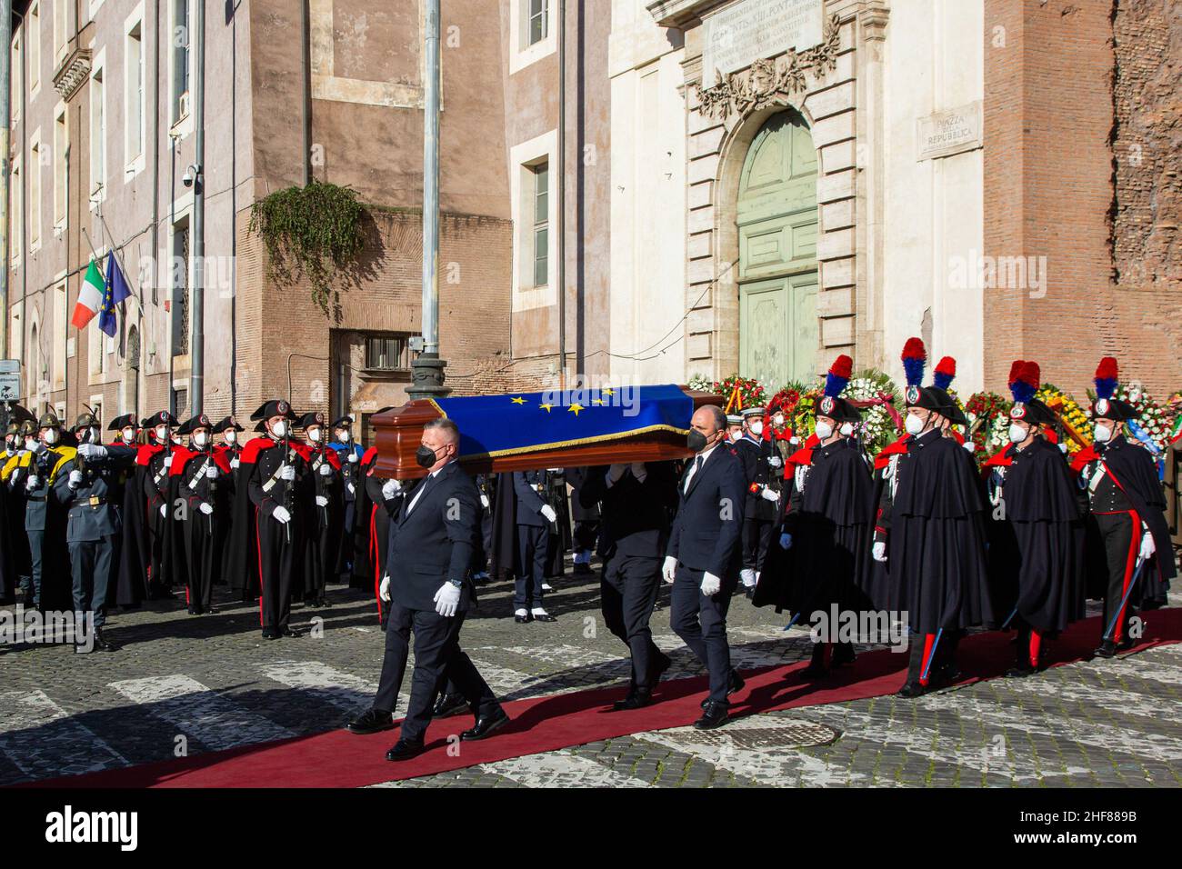 Rome, Italie.14th janvier 2022.Le cercueil arrive dans l'église drapée dans le drapeau de l'Union européenne.La cérémonie funèbre du regretté président du Parlement européen David Sassoli à la basilique de Santa Maria degli Angeli e dei Martiri.(Photo de Stefano Costantino/SOPA Images/Sipa USA) Credit: SIPA USA/Alay Live News Banque D'Images