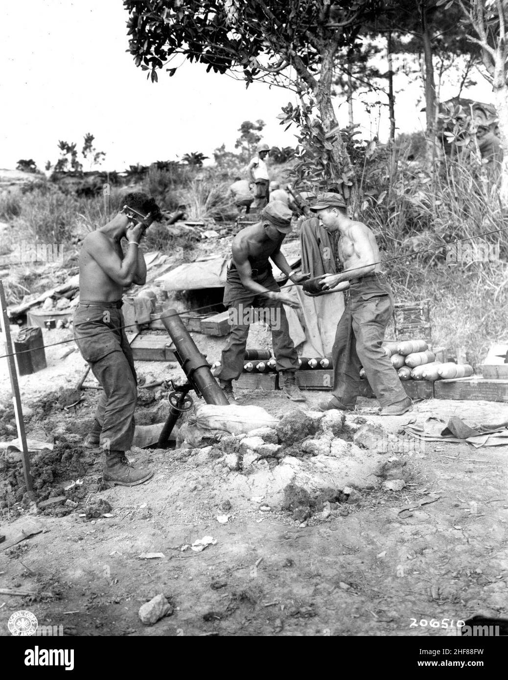 SC 206510 - l'équipe de mortar de la 7th Division d'infanterie charge le pistolet à mortier chimique lorsqu'ils explose des positions de Jap qui empêchent l'avance dans Okinawa. Banque D'Images