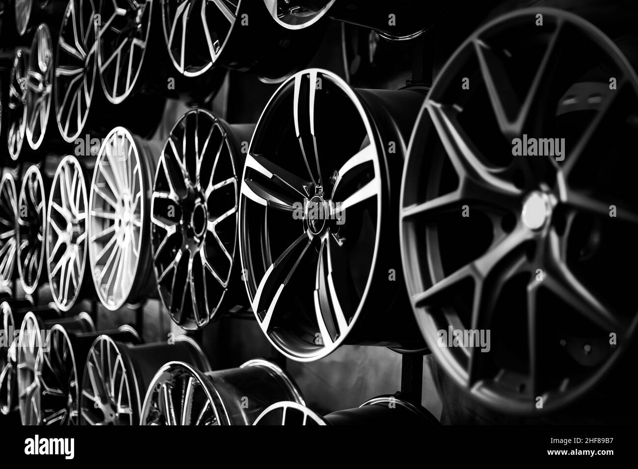 Roues en alliage de voiture dans un magasin, mise au point sélective. Banque D'Images