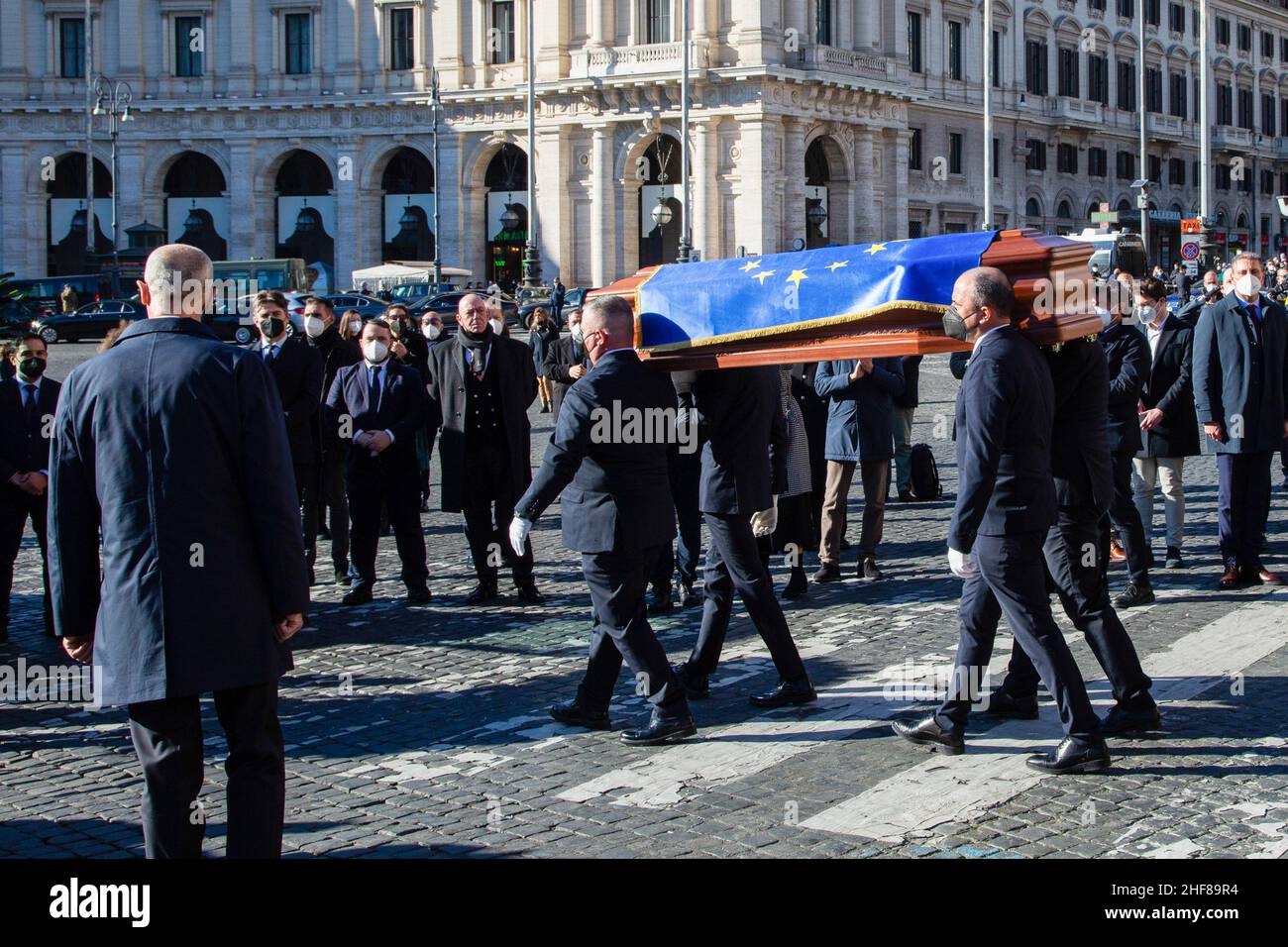 Rome, Italie.14th janvier 2022.Le cercueil arrive dans l'église drapée dans le drapeau de l'Union européenne.La cérémonie funèbre du regretté président du Parlement européen David Sassoli à la basilique de Santa Maria degli Angeli e dei Martiri.Crédit : SOPA Images Limited/Alamy Live News Banque D'Images