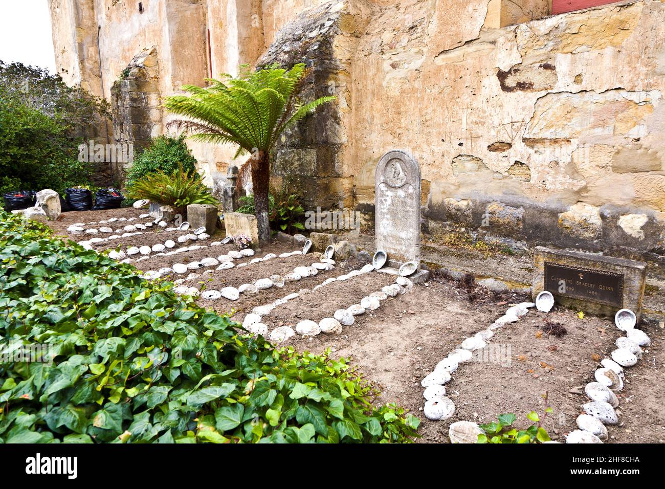 Cimetière de Carmel Mission avec tombes d'indiens décorées de coquillages Banque D'Images