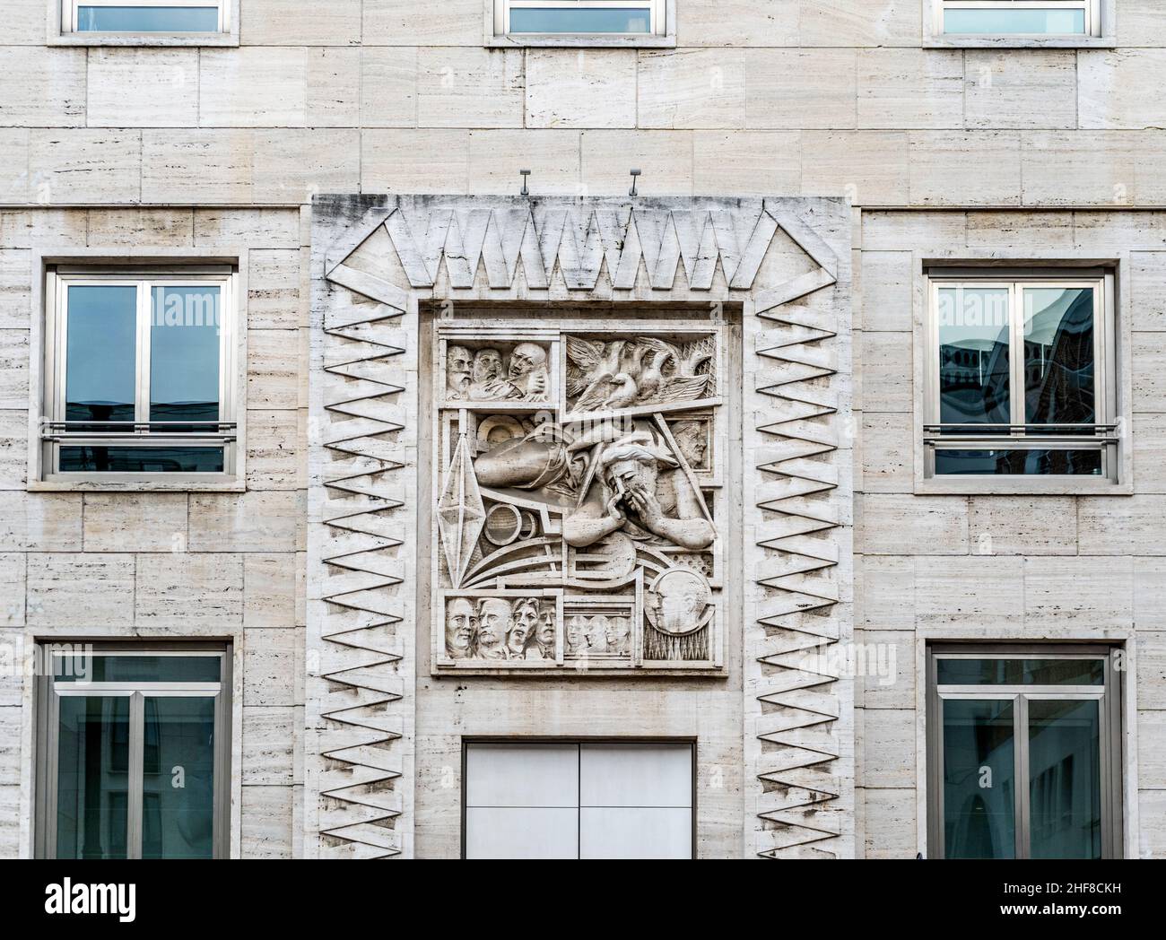 Haut relief dans la façade d'un immeuble de piazza Affari, à côté de la Bourse de Milan, Milan, Lombardie, Italie du Nord Banque D'Images