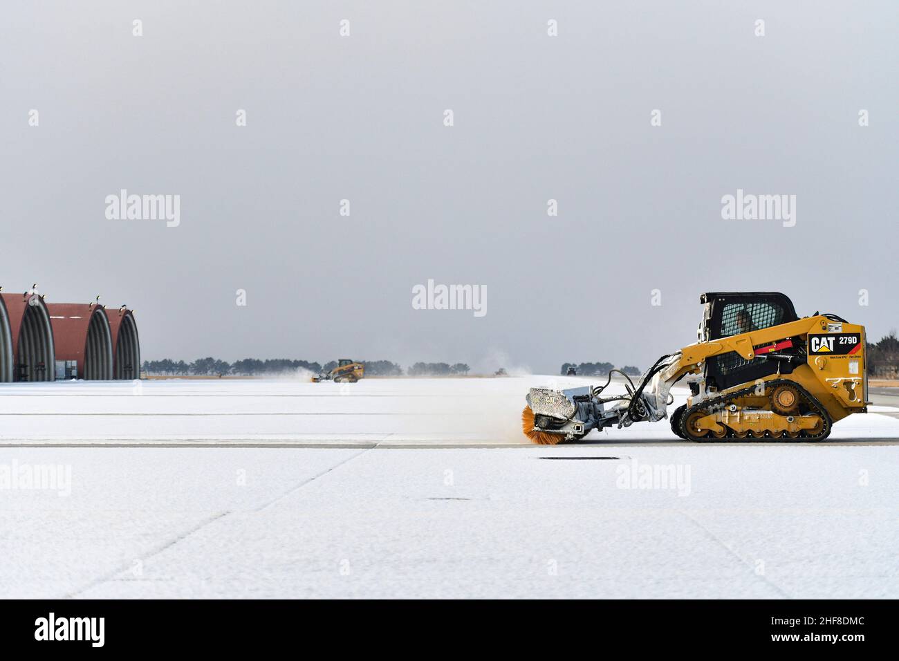 Le 13 janvier 2022 - la base aérienne de Kunsan, Jeollabuk-do (Corée du Sud) - des aviateurs de l'unité de maintenance des aéronefs 35th et du 8th Escadron du génie civil utilisent des chargeuses de piste de combat et des brosses d'aérodrome pour l'enlèvement de la neige à la base aérienne de Kunsan, République de Corée, le 13 janvier 2022.Les 8th opérateurs d'équipement lourd ces, également connus sous le nom de Dirt Boyz, ont formé et certifié les 35th agents d'entretien de l'UMA pour éliminer efficacement la neige et la glace, ce qui a permis d'obtenir une ligne aérienne prête pour la mission.Crédit : Mya M. Crosby/États-UnisAir Force/ZUMA Press Wire Service/ZUMAPRESS.com/Alamy Live News Banque D'Images