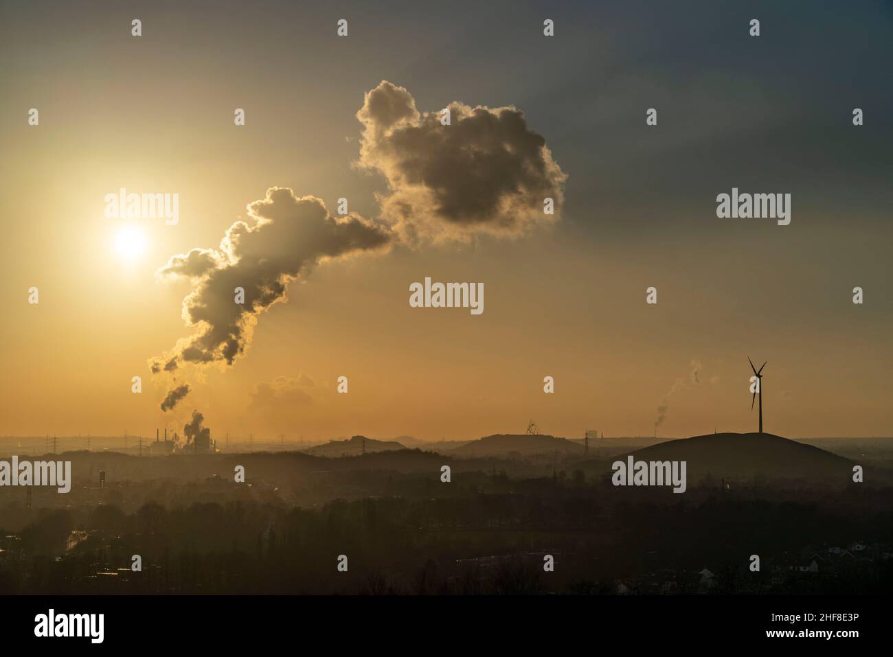 Nuage d'extinction de l'usine de cokéfaction Prosper, exploitée par le groupe d'acier ArcelorMittal, paysage de scories, tas de scories Prosperstra§e avec l'Alpi Banque D'Images