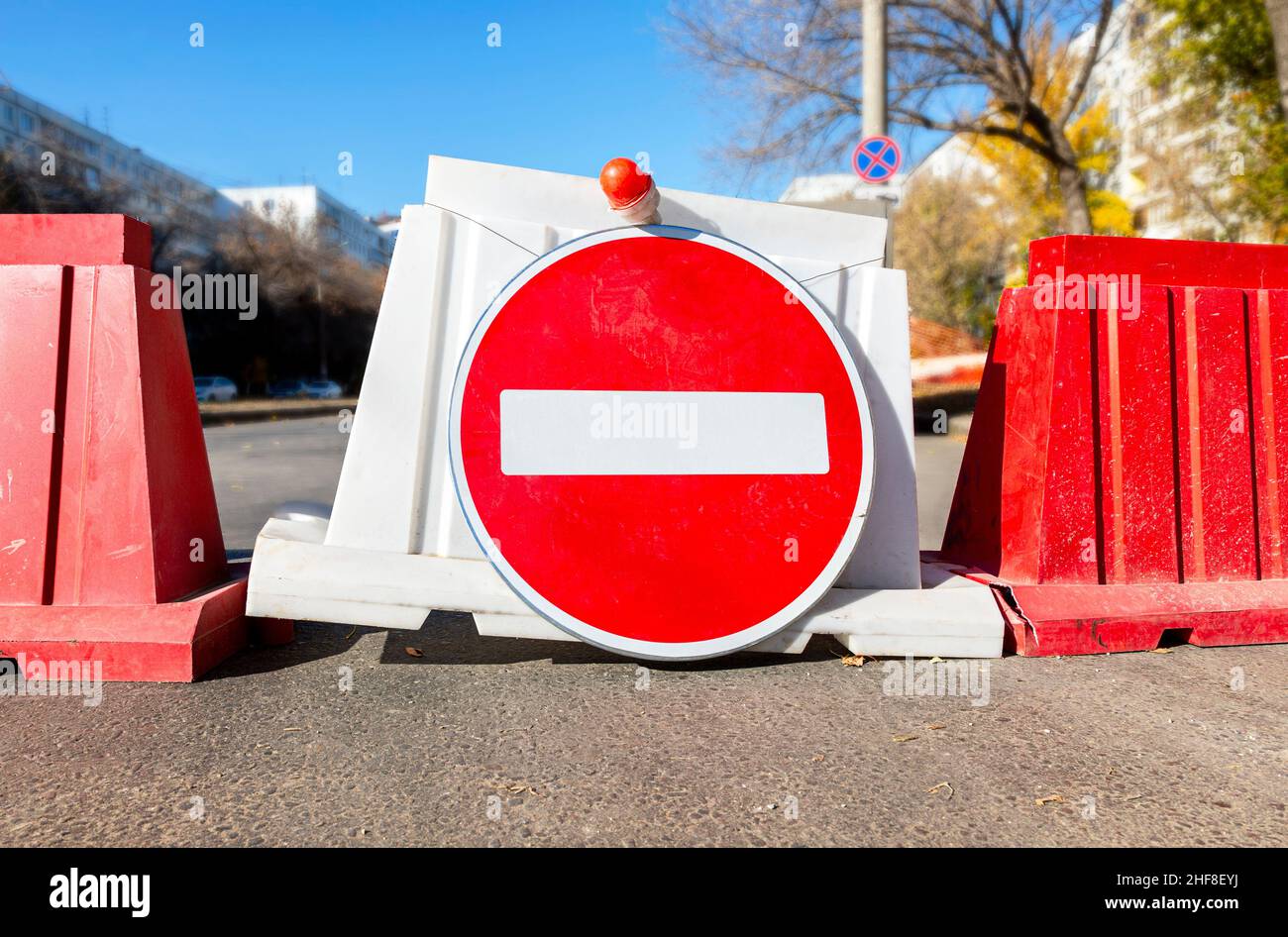 Rouge, pas de panneau de circulation sur la route fermée dans la rue de la ville.Route de la ville en construction.Chaussée fermée Banque D'Images