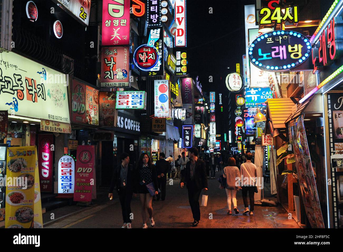 28.04.2013, Séoul, Corée du Sud, Asie - les gens flânent dans les rues éclairées au néon et les ruelles du quartier animé d'Insadong le soir qui est Banque D'Images