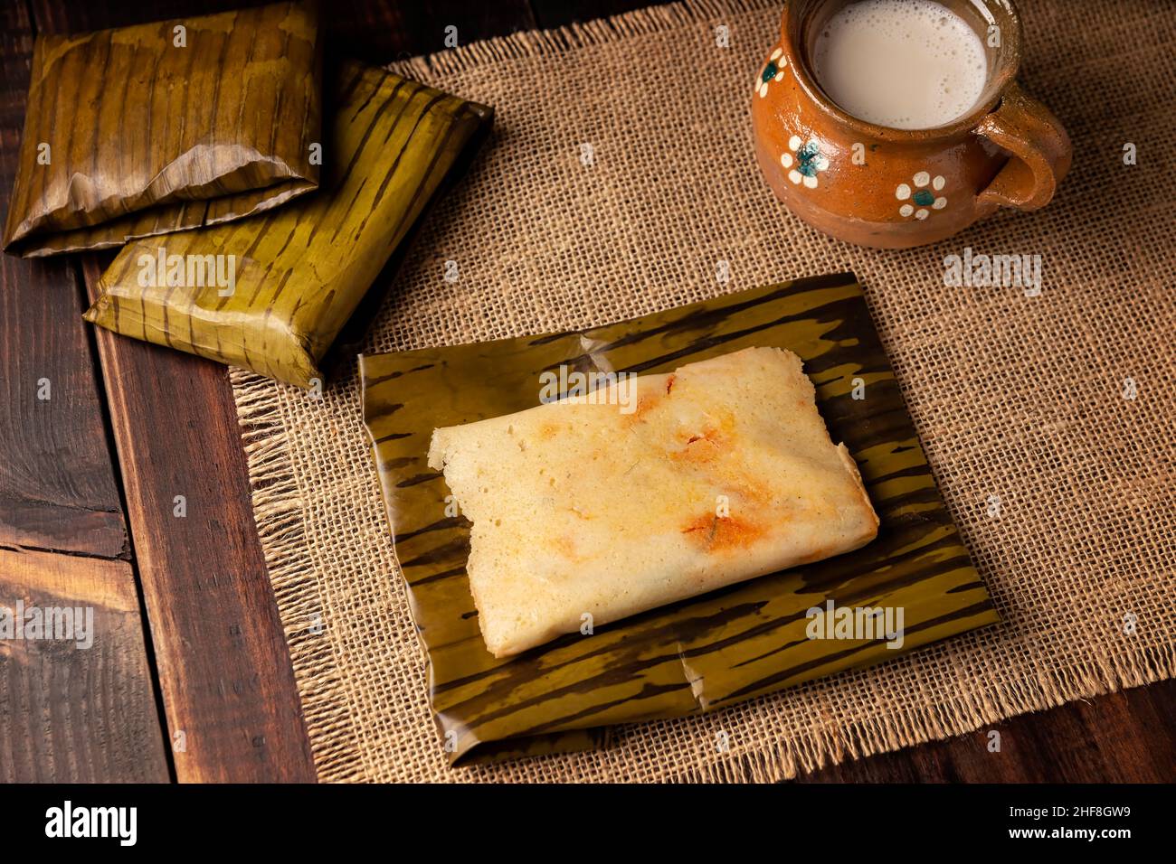 Plat préhispanique typique du Mexique et de certains pays d'Amérique latine.Pâte de maïs enveloppée de feuilles de banane.Les tamales sont cuits à la vapeur. Banque D'Images