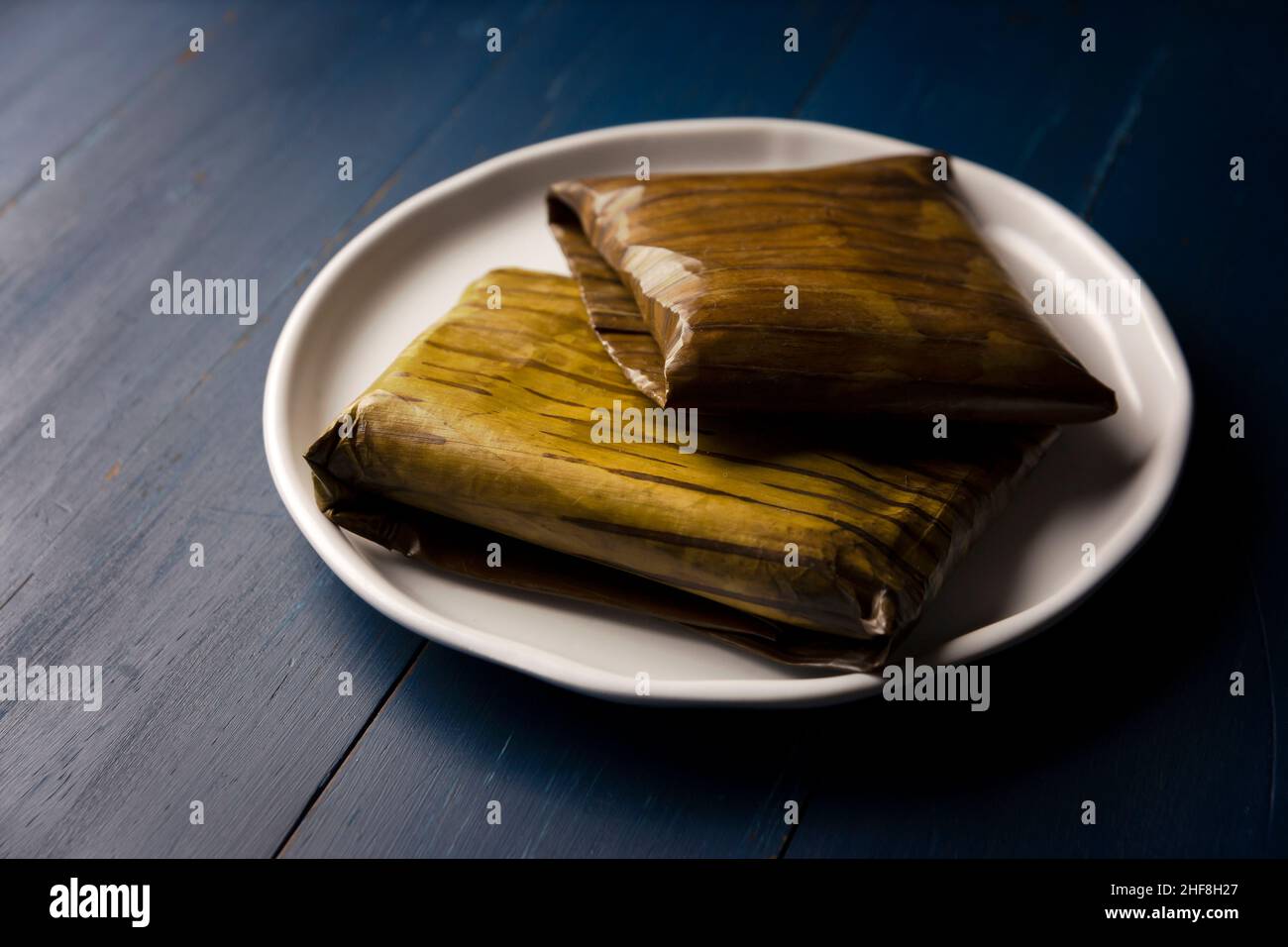 Plat préhispanique typique du Mexique et de certains pays d'Amérique latine.Pâte de maïs enveloppée de feuilles de banane.Les tamales sont cuits à la vapeur. Banque D'Images