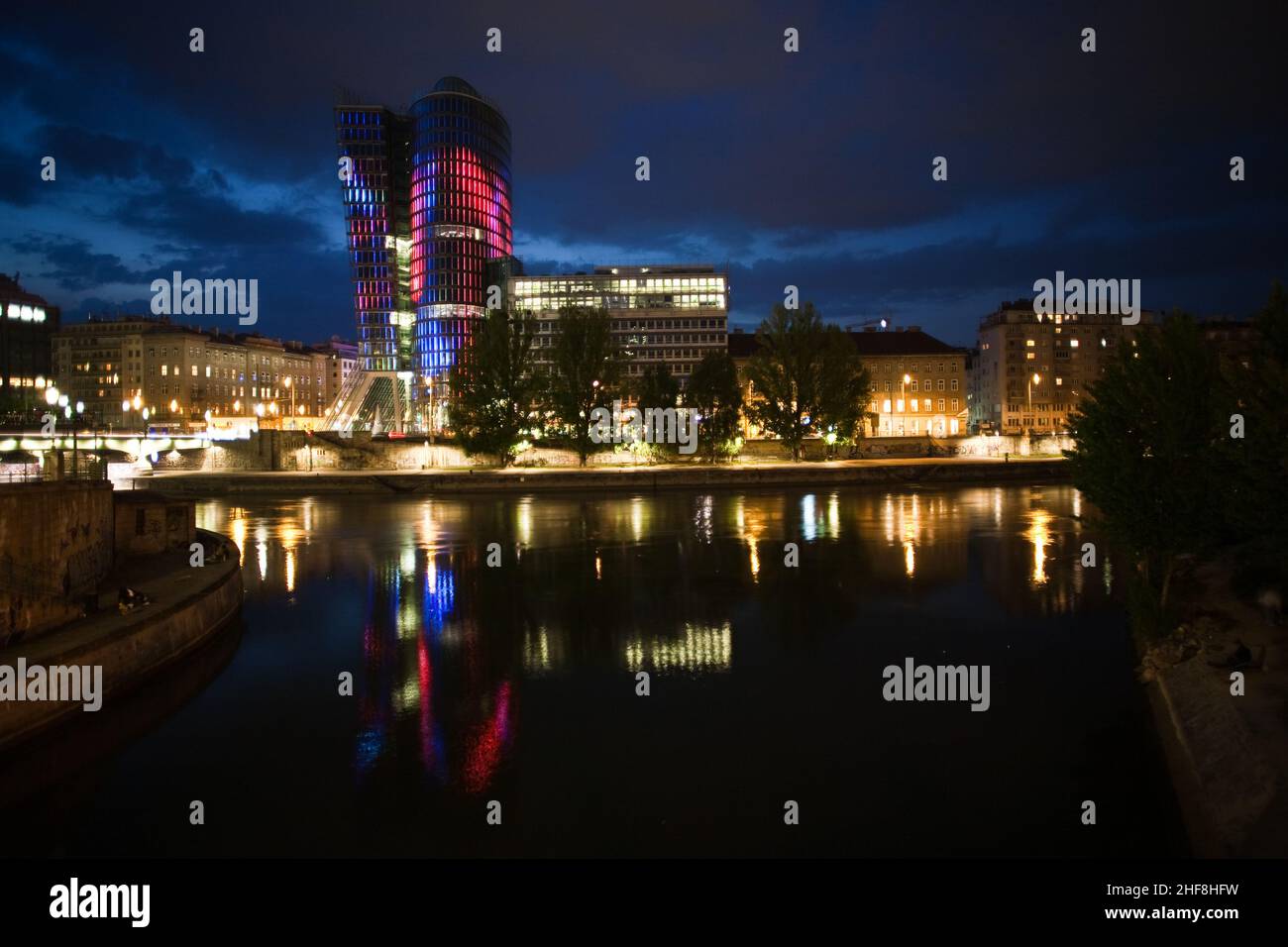 glas face de la tour Uniqa à vienne illuminée de différentes couleurs et effets spéciaux la nuit, Vienne Banque D'Images