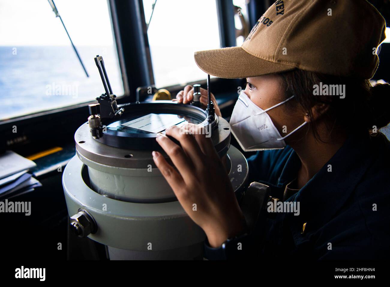 En mer.10th janvier 2022.L'Ensign Hazel Acosta, affecté au destroyer de missile guidé de classe Arleigh Burke USS Dewey (DDG 105), prend un relèvement de l'axe central du navire pelorus tout en étant un officier de conning debout.Dewey est affecté au Destroyer Squadron (DESRON) 15 et est en train de soutenir une Indo-Pacifique libre et ouverte.CTF 71/DESRON 15 est la plus importante force de surface de la Marine déployée à l'avant et la plus importante force de surface de la flotte américaine 7th.Credit: U.S. Navy/ZUMA Press Wire Service/ZUMAPRESS.com/Alamy Live News Banque D'Images