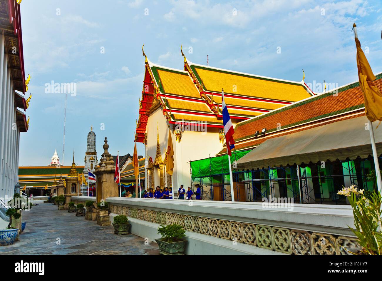 Zone de Tempel Wat Pho à Bangkok avec un toit coloré dans une belle lumière Banque D'Images