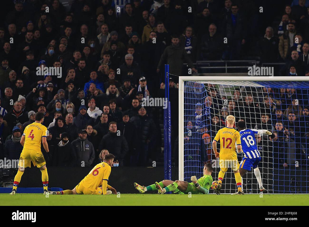 Brighton, Royaume-Uni.14th janvier 2022.Joachim Andersen de Crystal Palace (6) marque un but propre pour le premier but de Brighton à égaliser à 1-1.Match de première ligue, Brighton & Hove Albion v Crystal Palace au stade Amex de Brighton le vendredi 14th janvier 2022. Cette image ne peut être utilisée qu'à des fins éditoriales.Utilisation éditoriale uniquement, licence requise pour une utilisation commerciale.Aucune utilisation dans les Paris, les jeux ou les publications d'un seul club/ligue/joueur. photo par Steffan Bowen/Andrew Orchard sports photographie/Alay Live news crédit: Andrew Orchard sports photographie/Alay Live News Banque D'Images