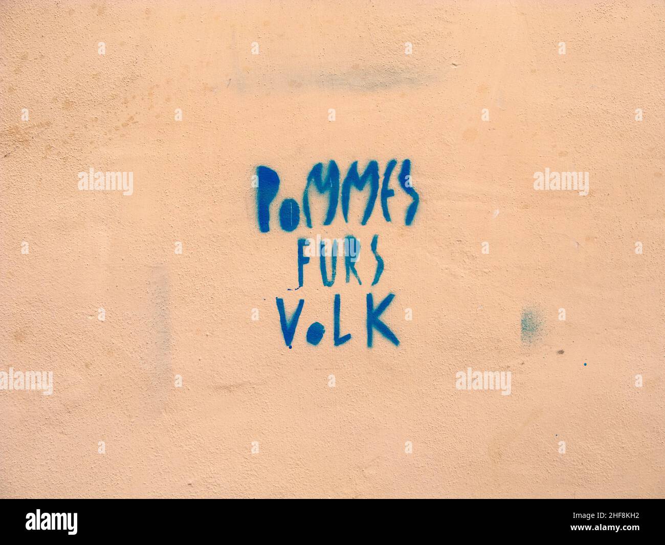 Texte « French fries for All » sur un mur à Meran Banque D'Images