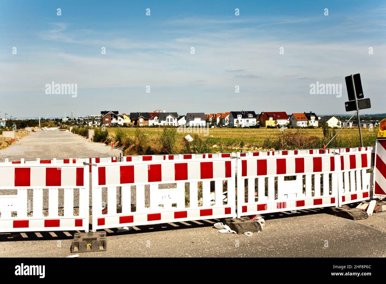 Palissade dans une zone de logement en construction, nouvelle zone de logement dans un beau paysage près de Francfort à Riedberg Banque D'Images