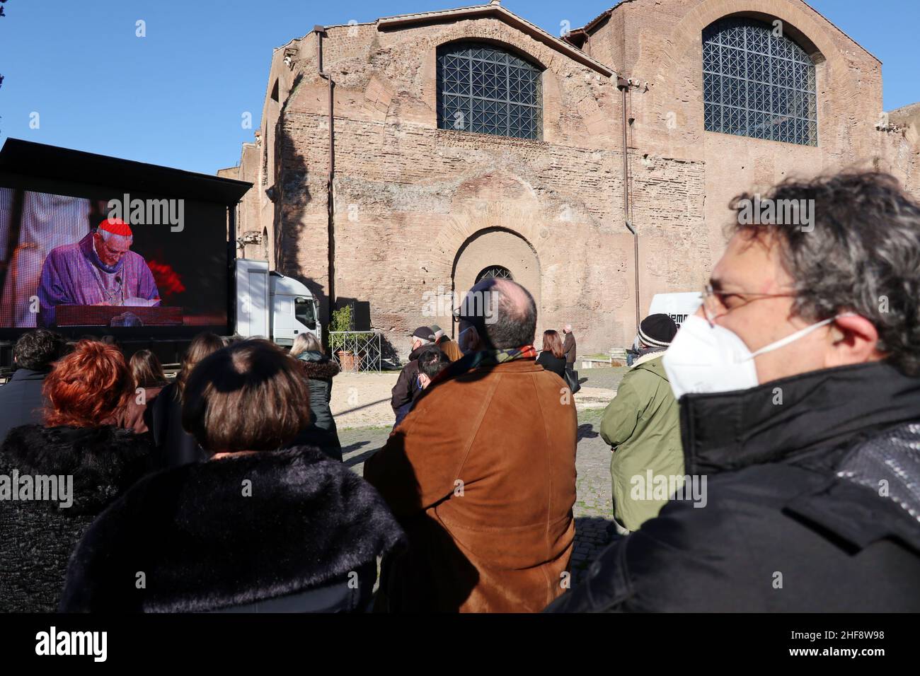 Rome, Italie.14th janvier 2022.Les gens assistent sur un grand écran à la messe funéraire du Président du Parlement européen David Sassoli, Rome, Italie, 14 janvier 2022.Les autorités et les communes assistent au service de sépulture de l'église Santa Maria degli Angeli.Sassoli, née à Florence, en Italie, en 1956, est décédée le 11 2022 janvier alors qu'elle était présidente du Parlement européen.Il a été nommé le 3 2019 juillet.(Photo d'Elisa Gestri/Sipa USA) crédit: SIPA USA/Alay Live News Banque D'Images