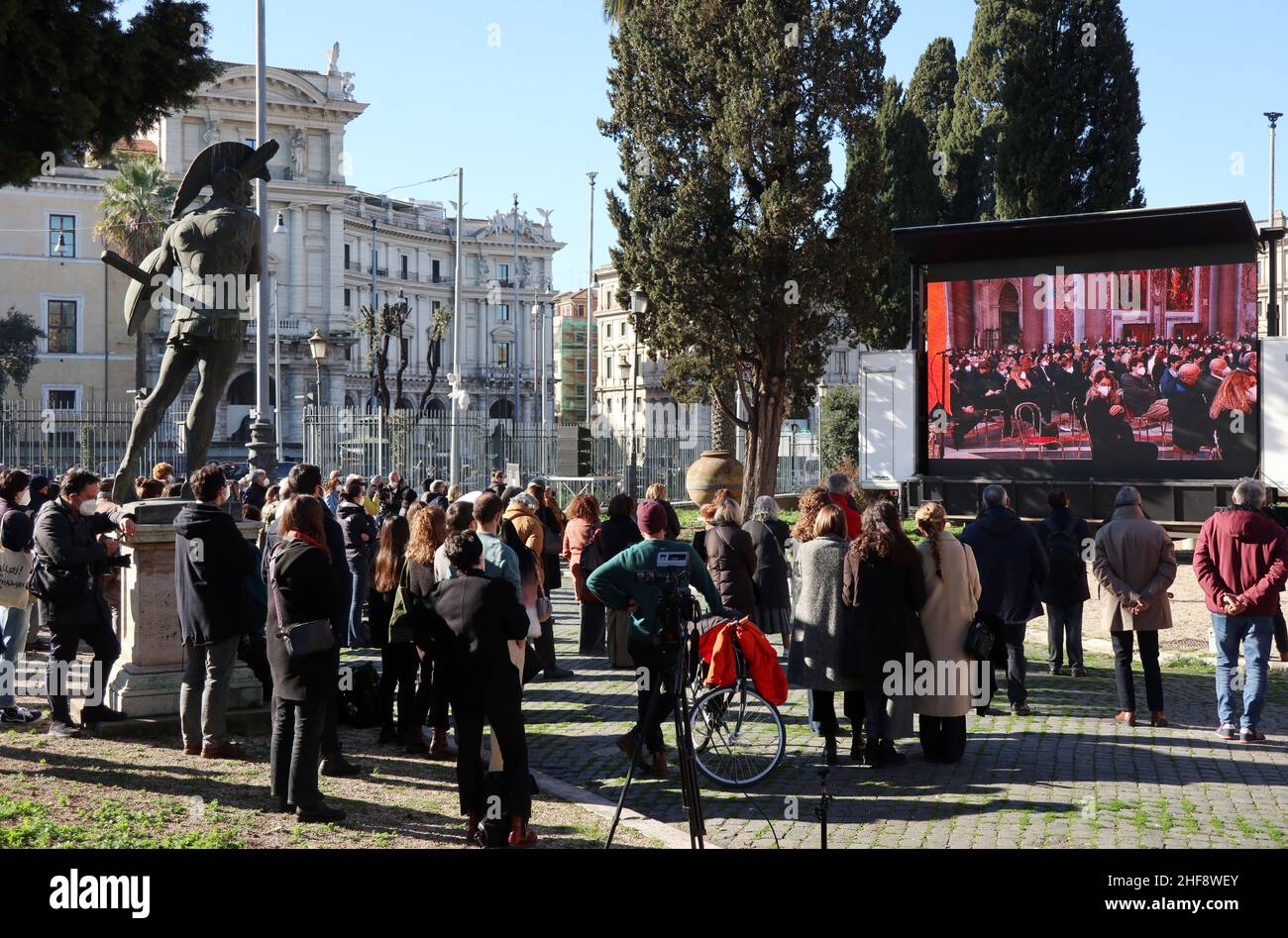 Rome, Italie.14th janvier 2022.Les gens assistent sur un grand écran à la messe funéraire du Président du Parlement européen David Sassoli, Rome, Italie, 14 janvier 2022.Les autorités et les communes assistent au service de sépulture de l'église Santa Maria degli Angeli.Sassoli, née à Florence, en Italie, en 1956, est décédée le 11 2022 janvier alors qu'elle était présidente du Parlement européen.Il a été nommé le 3 2019 juillet.(Photo d'Elisa Gestri/Sipa USA) crédit: SIPA USA/Alay Live News Banque D'Images