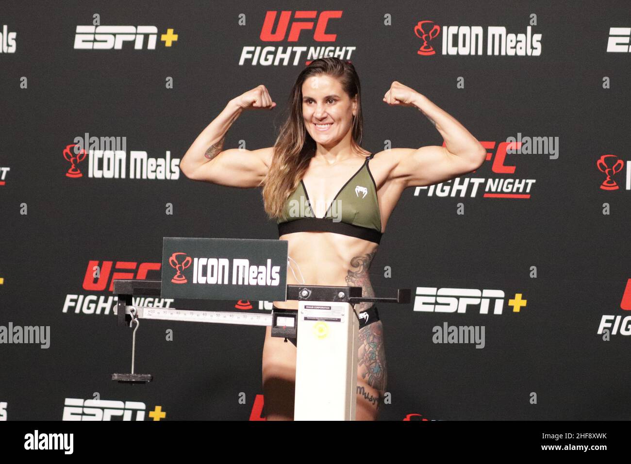 Las Vegas, États-Unis.14th janvier 2022.LAS VEGAS, NV - JANVIER 14: Jennifer Maia pose sur la balance pendant l'UFC Vegas 46: Kattar v Chikadze peser à l'UFC Apex le 14 janvier 2022 à Las Vegas, Nevada, États-Unis.(Photo de Diego Ribas/PxImages) Credit: PX Images/Alamy Live News Banque D'Images