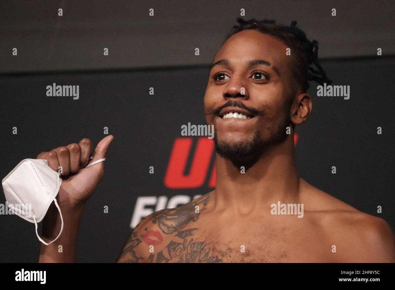 Las Vegas, États-Unis.14th janvier 2022.LAS VEGAS, NV - JANVIER 14: Joseph Holmes pose sur la balance pendant l'UFC Vegas 46: Kattar v Chikadze peser à UFC Apex le 14 janvier 2022 à Las Vegas, Nevada, Etats-Unis.(Photo de Diego Ribas/PxImages) Credit: PX Images/Alamy Live News Banque D'Images