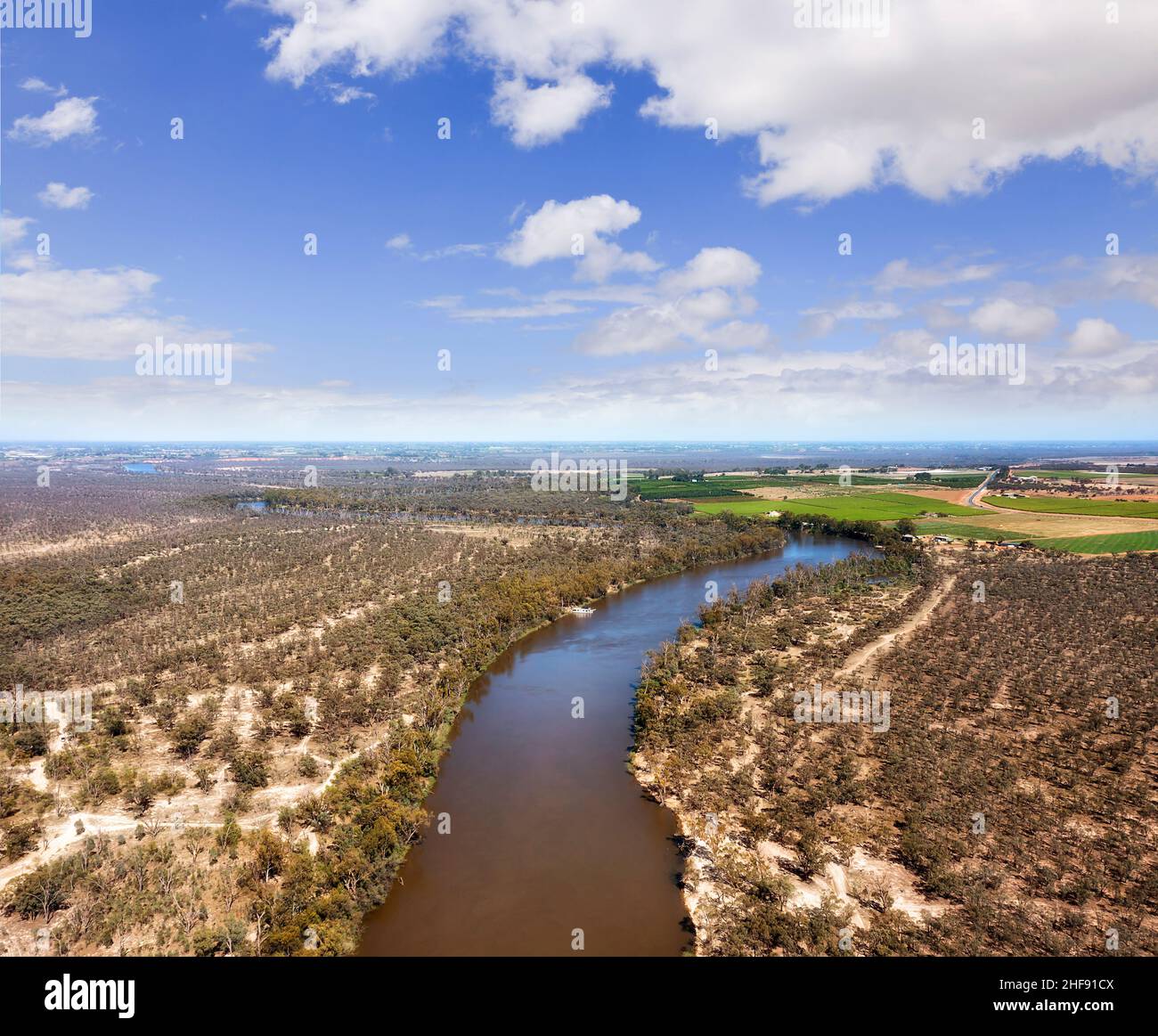 Le puissant fleuve Murray coule lentement sur les plaines de riverina en Australie - paysage aérien. Banque D'Images