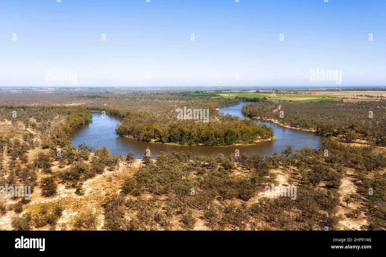 La boucle du cours d'eau tourne sur les plaines entre la Nouvelle-Galles du Sud et les États de Victoria en Australie - vue aérienne de Riverina. Banque D'Images