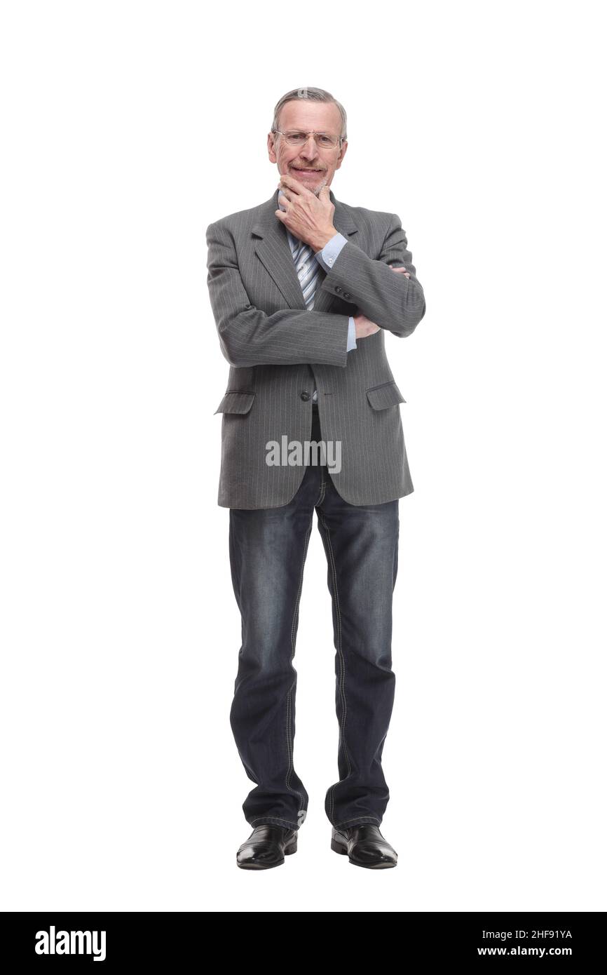 Homme âgé se tient, bras croisés, avec une main sur le menton en posture pleine longueur réfléchie Banque D'Images