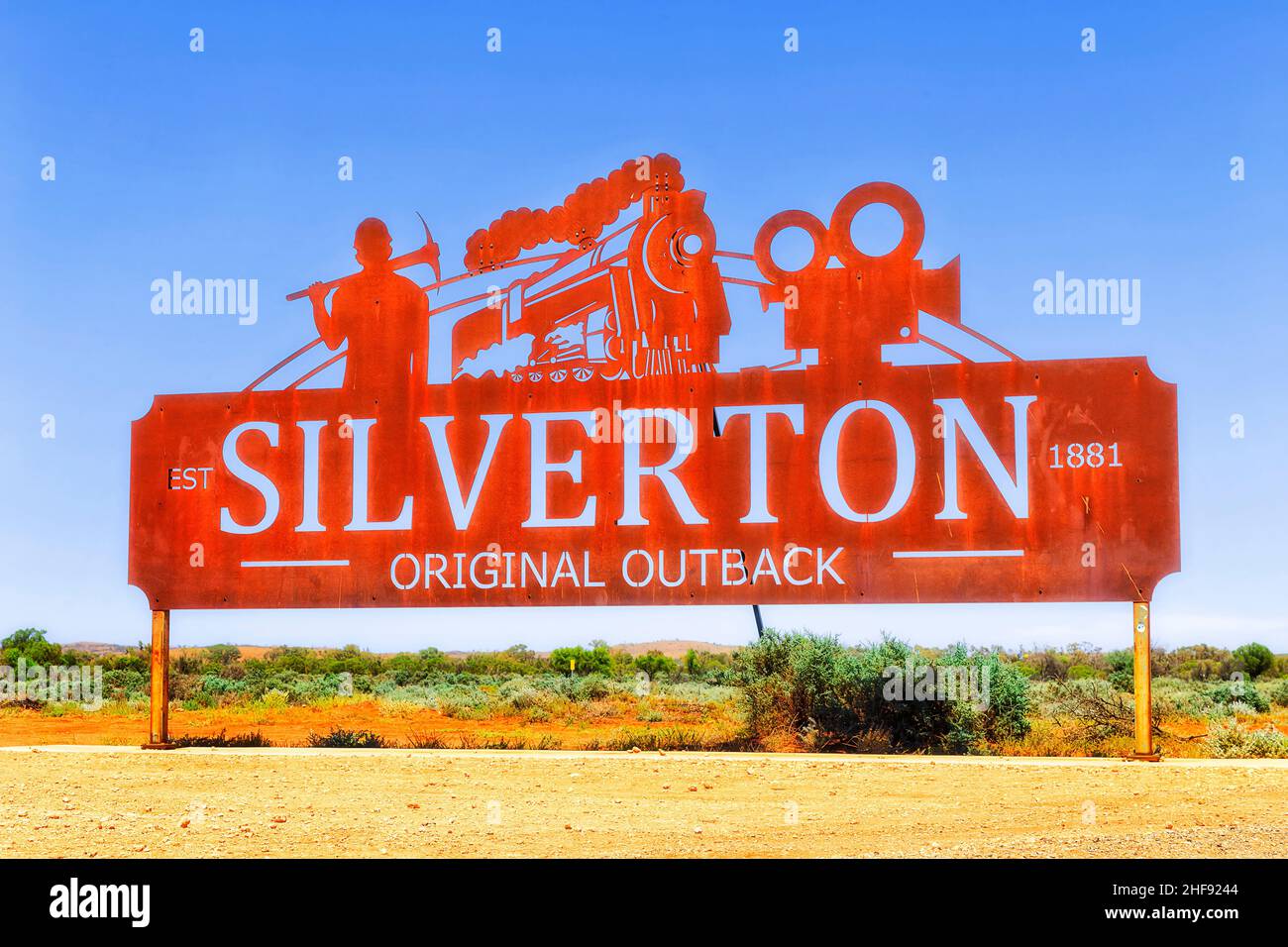 Red Soil Australian outback dans Broken Hill et Silverton historique villes minières sur Silverton Road - signalisation routière. Banque D'Images