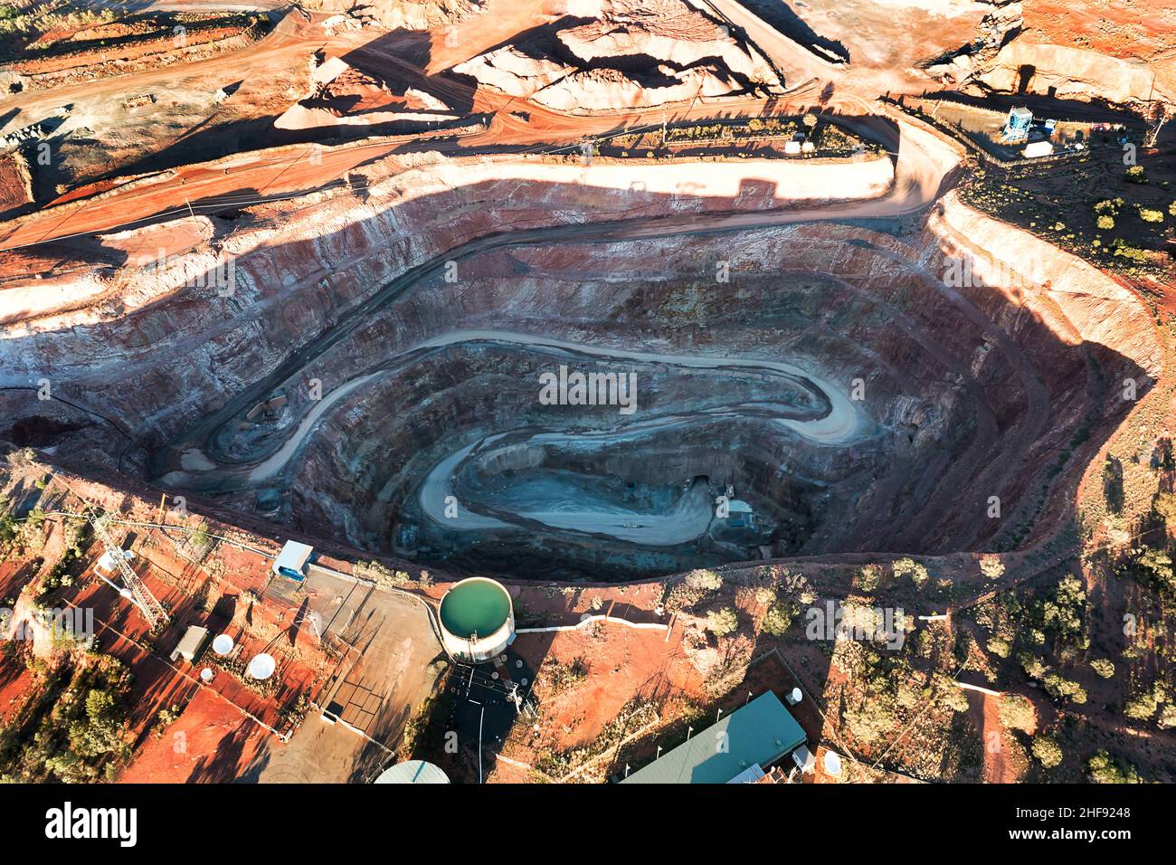 Mine de cuivre à ciel ouvert dans la ville de Cobar de l'Outback de l'Australie - vue aérienne de haut en bas de la fosse. Banque D'Images