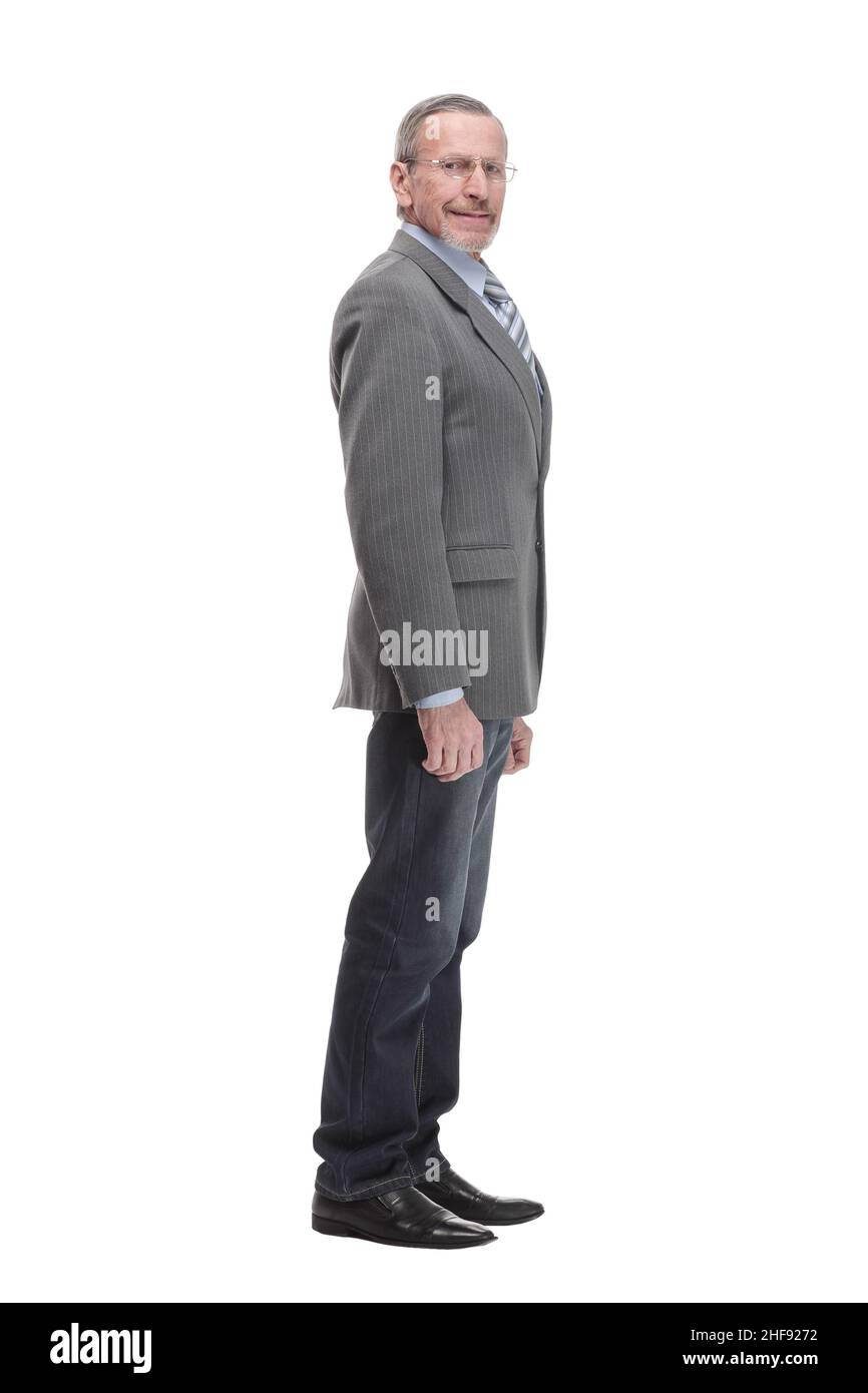 Homme âgé se tient, bras croisés, avec une main sur le menton en posture pleine longueur réfléchie Banque D'Images