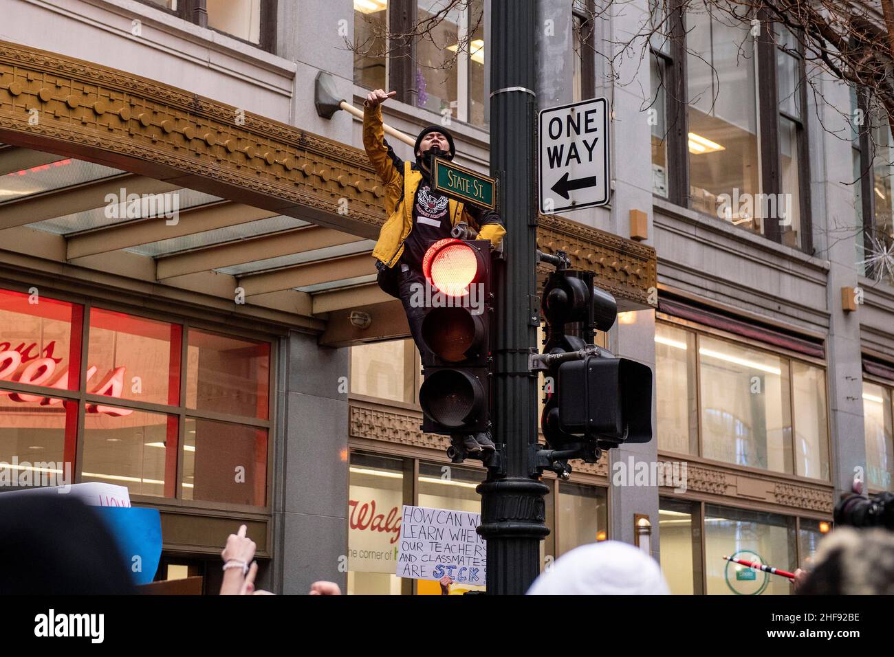 Chicago, États-Unis.14th janvier 2022.Un étudiant des écoles publiques de Chicago (CPS) sur un feu d'arrêt des gestes à la foule en bas lors d'un départ d'école et de protestation dans les bureaux principaux de CPS demandant des réformes de la sécurité en raison de la pandémie de COVID-19 le mercredi 14 janvier 2022 à Chicago, il.(Photo de Christopher Dilts/Sipa USA) crédit: SIPA USA/Alay Live News Banque D'Images