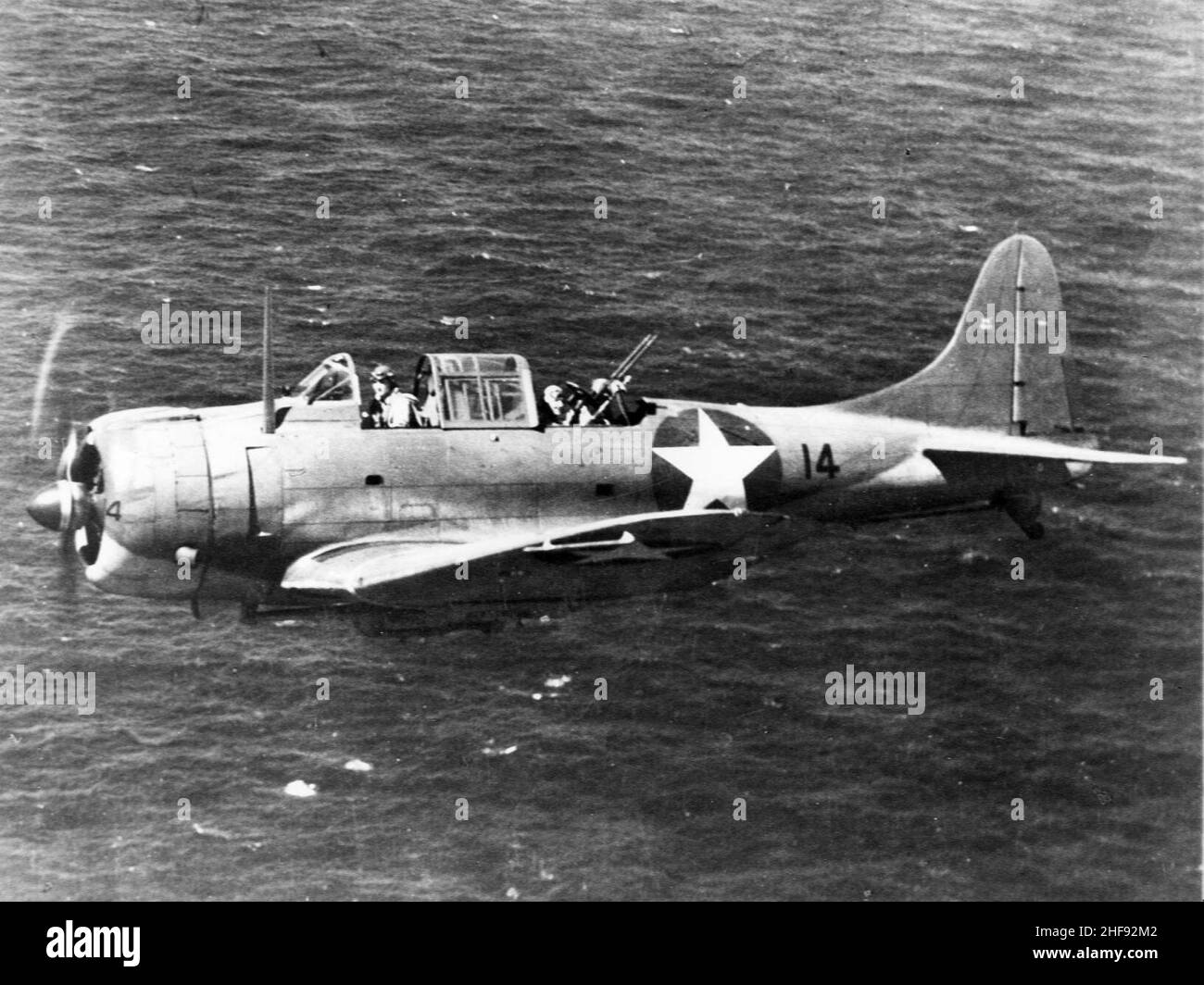 SBD-3 de l'USS Wasp (CV-7) en vol près de Guadalcanal 1942. Banque D'Images