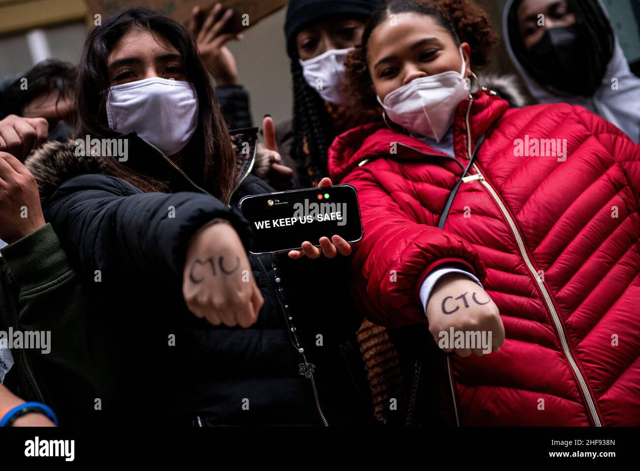 Les élèves des écoles publiques de Chicago (CPS) ont organisé une sortie d'école et manifestent dans les bureaux principaux de la CPS pour demander des réformes de la sécurité en raison de la pandémie COVID-19 le mercredi 14 janvier 2022 à Chicago, il.(Photo de Christopher Dilts / Sipa USA) Banque D'Images