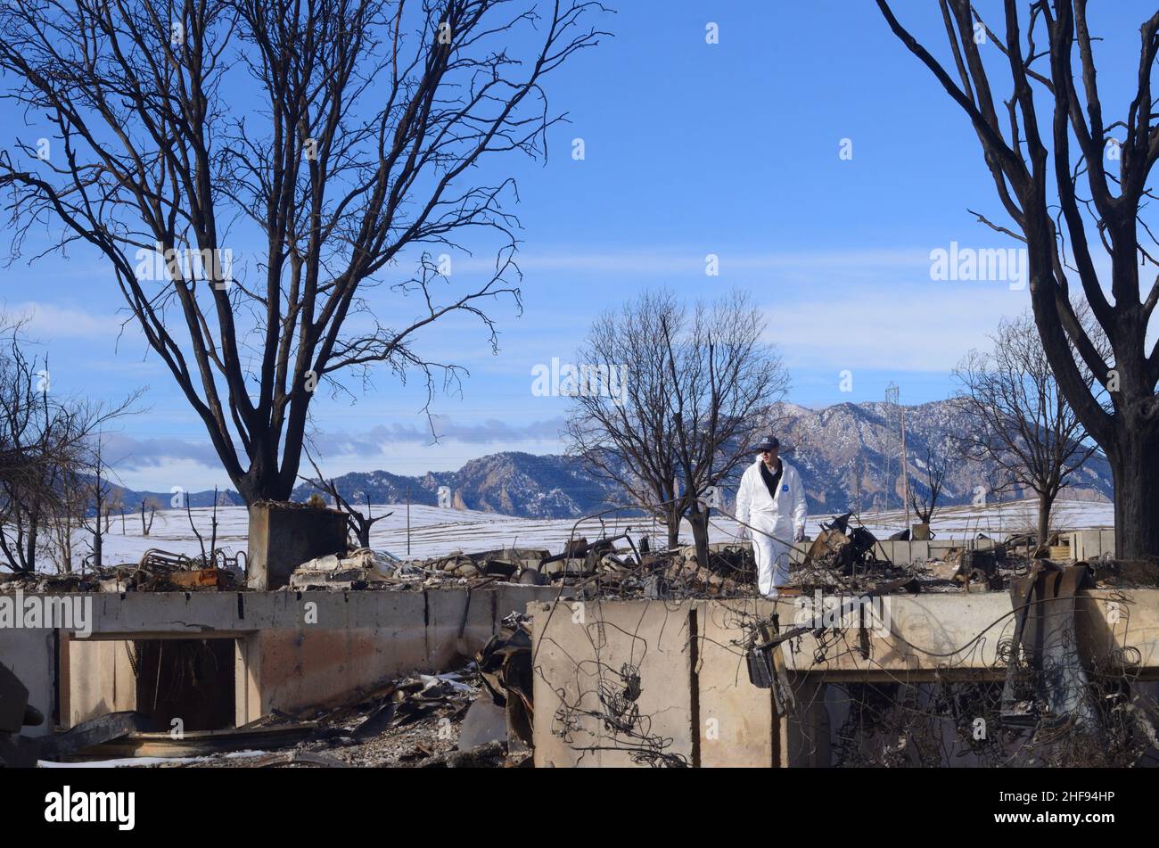 Brent Peckham examine ce qui reste de sa maison supérieure de CO, qui a été détruite dans le feu Marshall, le 20 décembre 2021.Il a trouvé peu intéressant d'économiser. Banque D'Images