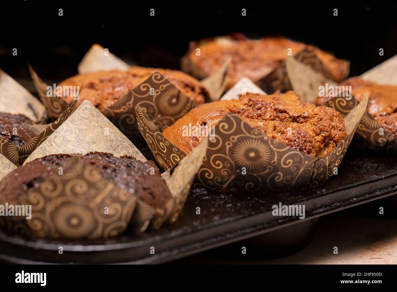 Muffins au chocolat et à la vanille emballés dans un café local Banque D'Images