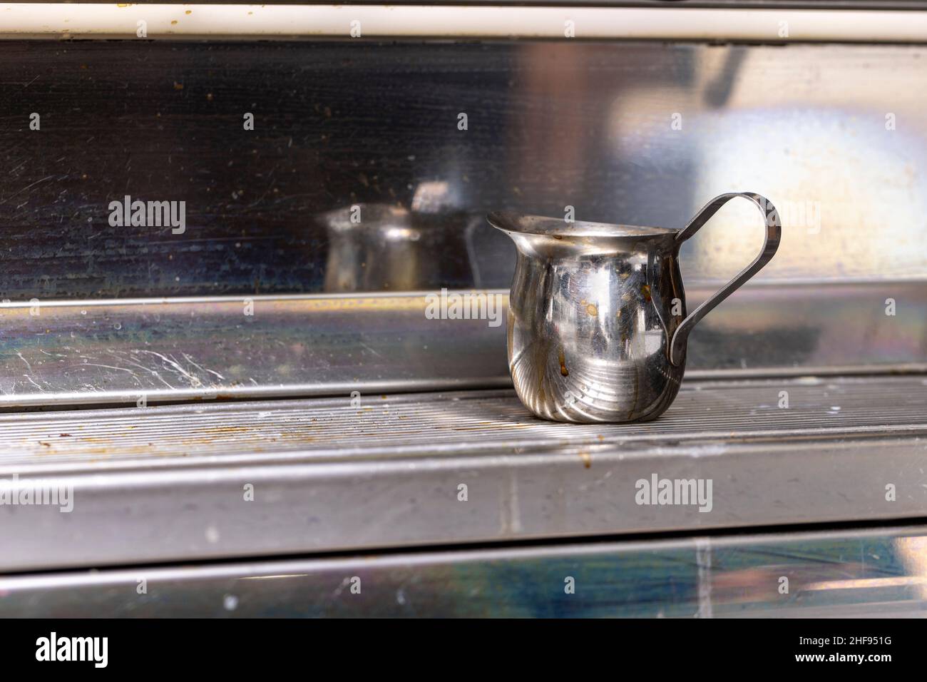 Carafe en acier inoxydable utilisée pour préparer des boissons expresso dans un café Banque D'Images