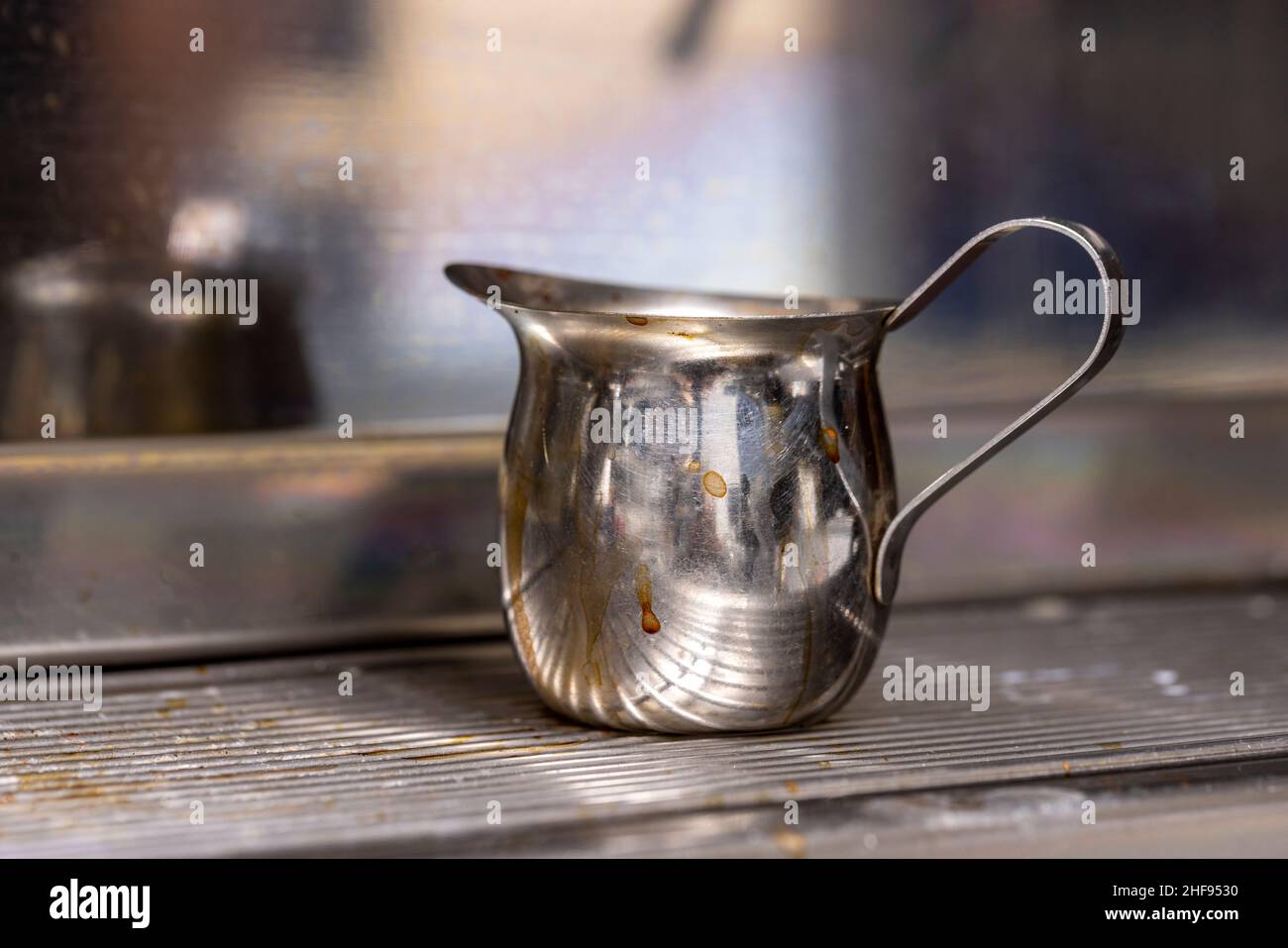 Carafe en acier inoxydable utilisée pour préparer des boissons expresso dans un café Banque D'Images