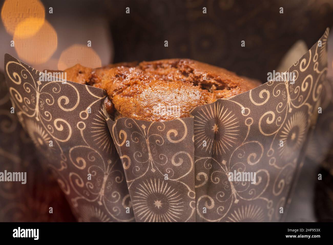Muffins au chocolat et à la vanille emballés dans un café local Banque D'Images