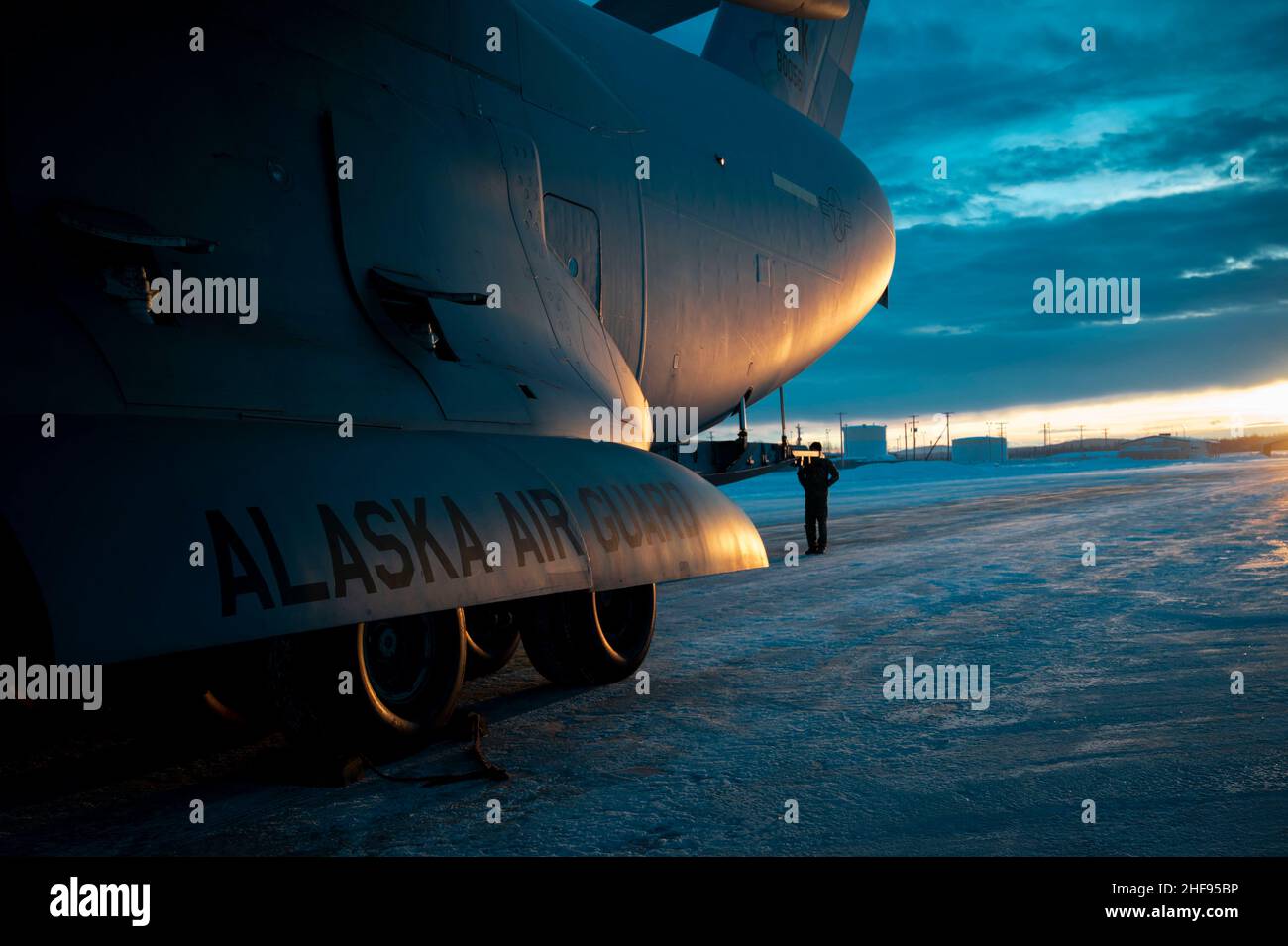 Une force aérienne américaine C-17 Globemaster III, de la base interarmées Elmendorf-Richardson, Alaska, est déchargée le 11 janvier 2022 à la base aérienne d'Eielson, en Alaska.La Garde nationale aérienne est composée d'aviateurs citoyens qui s'entraînent à temps partiel, près de chez eux, jusqu'à ce qu'ils soient appelés à exercer leurs fonctions.Ces professionnels sont au service des gouvernements fédéral et des États, aidant leurs communautés et aidant l'Armée de l'Air à protéger le ciel de l'Amérique.(É.-U.Photo de la Force aérienne par Airman 1st Elizabeth Schoubroek) Banque D'Images