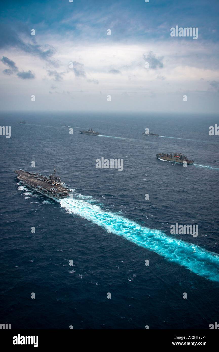 220113-N-HS181-1202 MER DE CHINE DU SUD (JANV13, 2022) à partir de la gauche, le porte-avions USS Carl Vinson de la classe Nimitz (CVN 70), le régénérateur de flotte de la classe Henry J. Kaiser USNS John Ericsson (T-AO 194), le destroyer de missile guidé de la classe Arleigh Burke USS Michael Murphy (DDG 112), le destroyer de missile guidé de la classe Arleigh Burke USS O’Kane (DASP 2), le quai d’Essex (DG-77), LHD (LHD-WASP, LHD), le quai d’atterrissage d’hélicoptère de la classeLe navire d'atterrissage à quai de la classe Harpers Ferry USS Pearl Harbor (LSD 52) et le navire de fret sec de la classe Lewis et Clark USNS Alan Shephard (T-AKE 3) passent en mer de Chine méridionale, le 13 janvier 2022.Carl Vinson Carrier Strike G. Banque D'Images