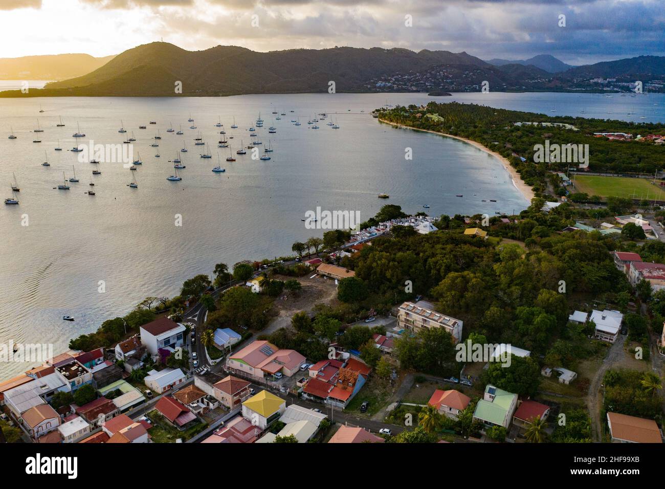 Sainte-Anne est la commune la plus au sud de la Martinique. Elle surplombe la magnifique baie qui est un grand nom de bareaux Banque D'Images