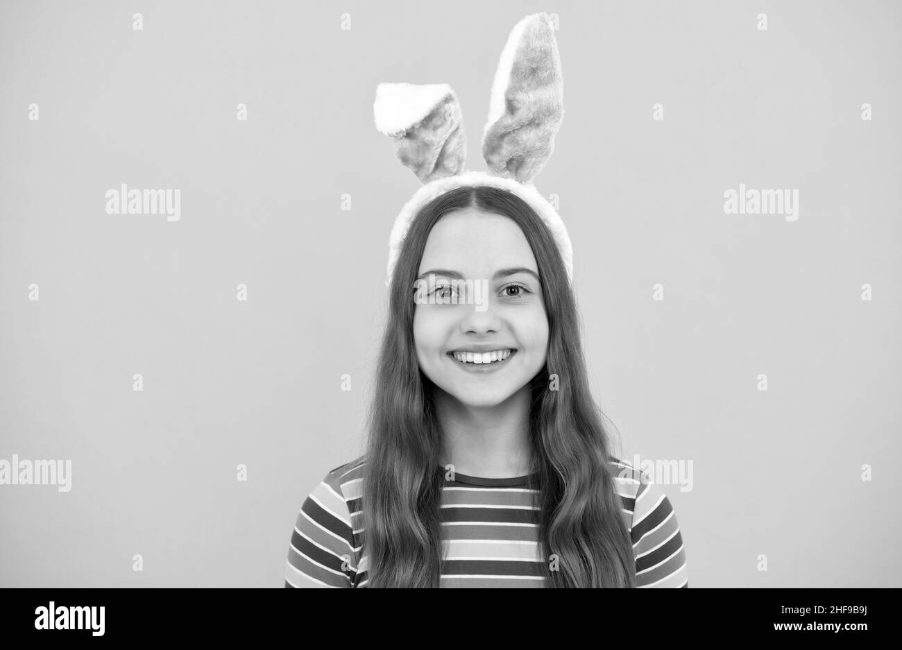 joyeux pâques enfant fille dans les oreilles de lapin de lapin souriant sur les vacances, pâques Banque D'Images