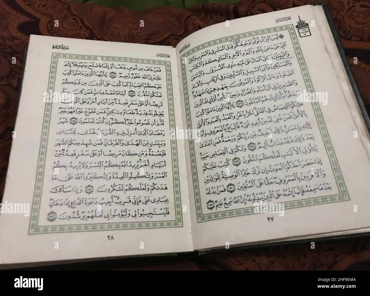 Livre Saint Coran de l'islam, concept de Ramadan, Coran, livre Saint de l'islam, mois de Ramadan, livre blanc Coran Saint Islam Banque D'Images
