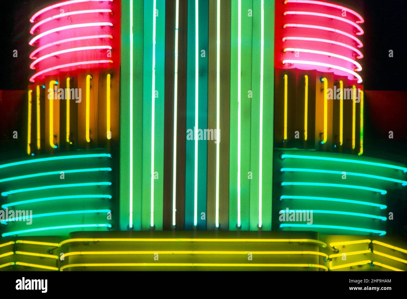 Des néons colorés décorent un chapiteau de cinéma à Santa Barbara, CA. Banque D'Images