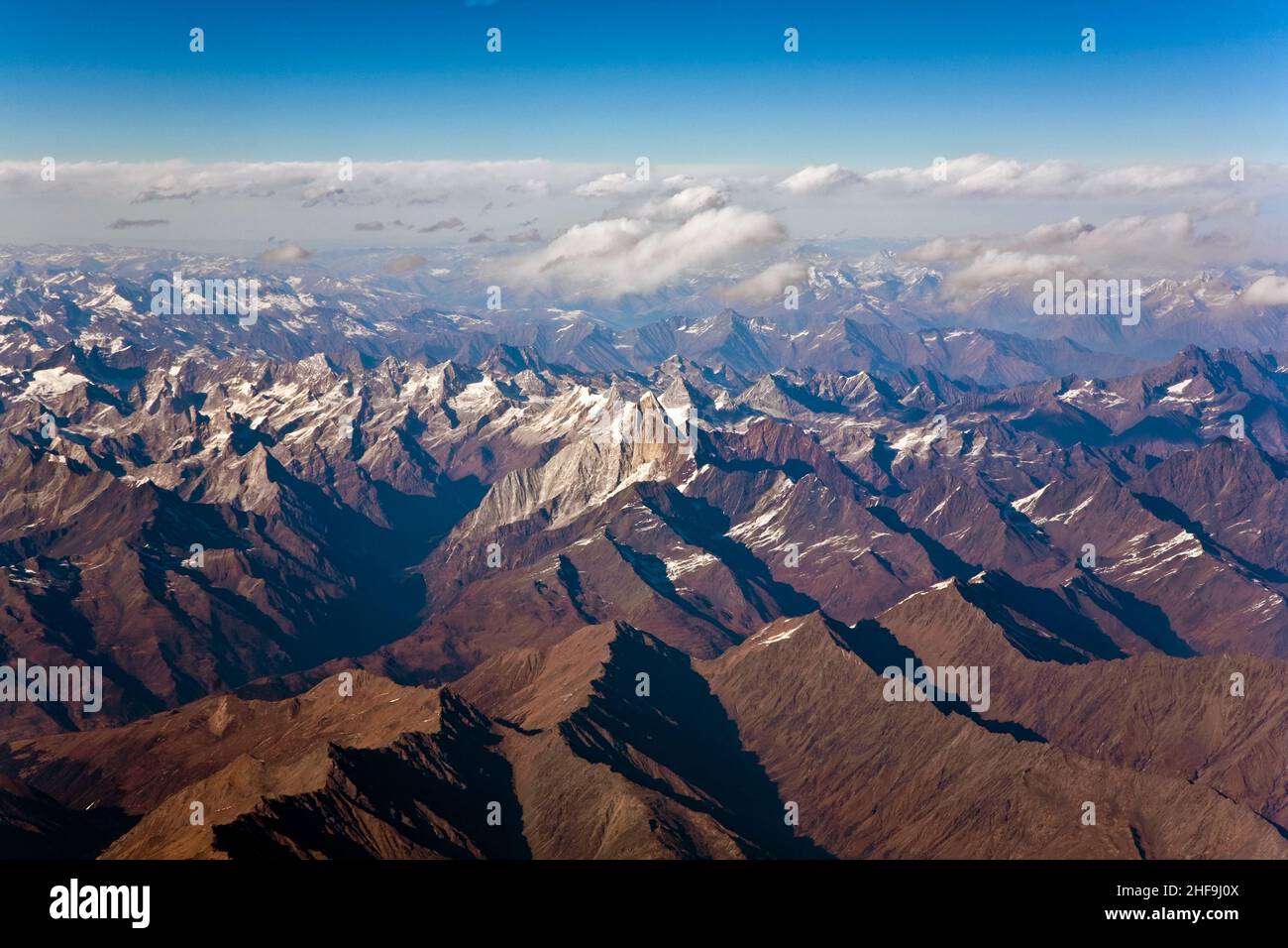 Belle vue de l'avion dans les montagnes de l'Himalaya tibétain chinois sur la neige côté Banque D'Images
