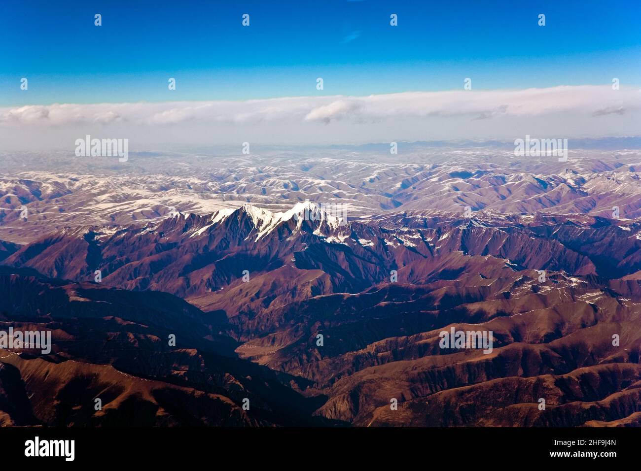 Belle vue de l'avion dans les montagnes de l'Himalaya tibétain chinois sur la neige côté Banque D'Images